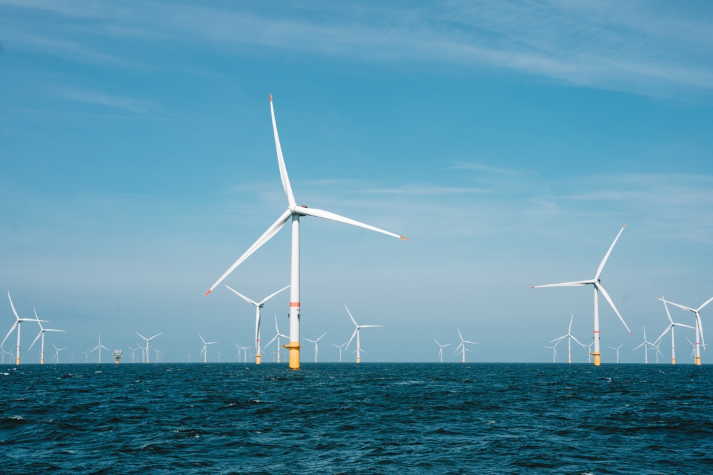 Windturbinen in einem Offshore-Windpark produzieren Strom.